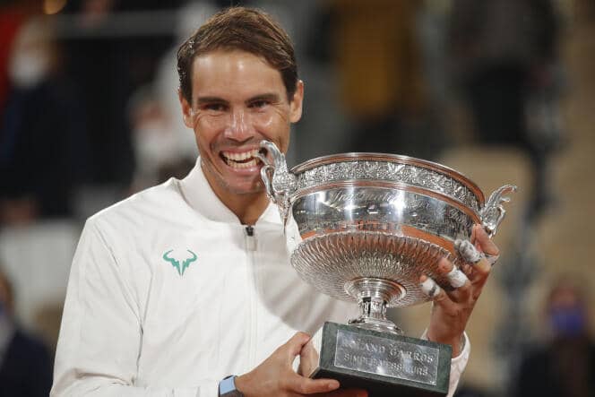 rafael nadal avec son trophée de roland garros